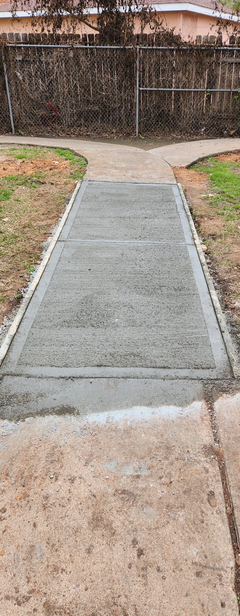 Sidewalk pour • Exterior